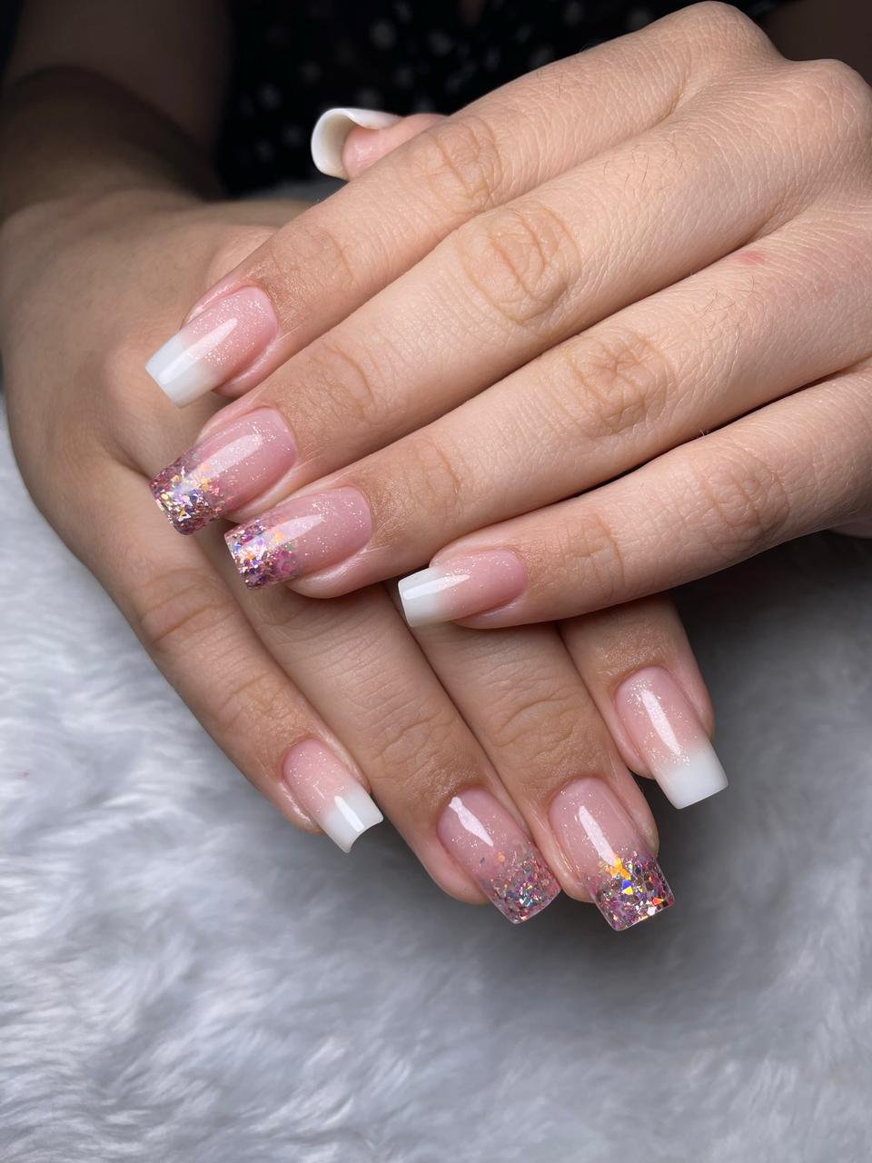 Nail art delicada com acabamento minimalista